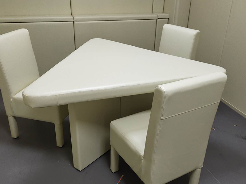 審訊臺(tái) 審訊室辦公桌批發(fā)軟包審訊椅 詢問(wèn)椅 指揮桌 審訊室專(zhuān)用桌椅廠家