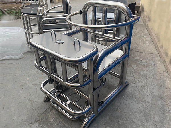 犯人坐審訊椅為什么要赤腳？